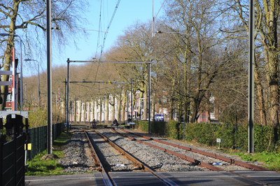 900152 Gezicht op de Oosterspoorweg te Utrecht, met op de voorgrond de spoorwegovergang in de Museumlaan. Op de ...